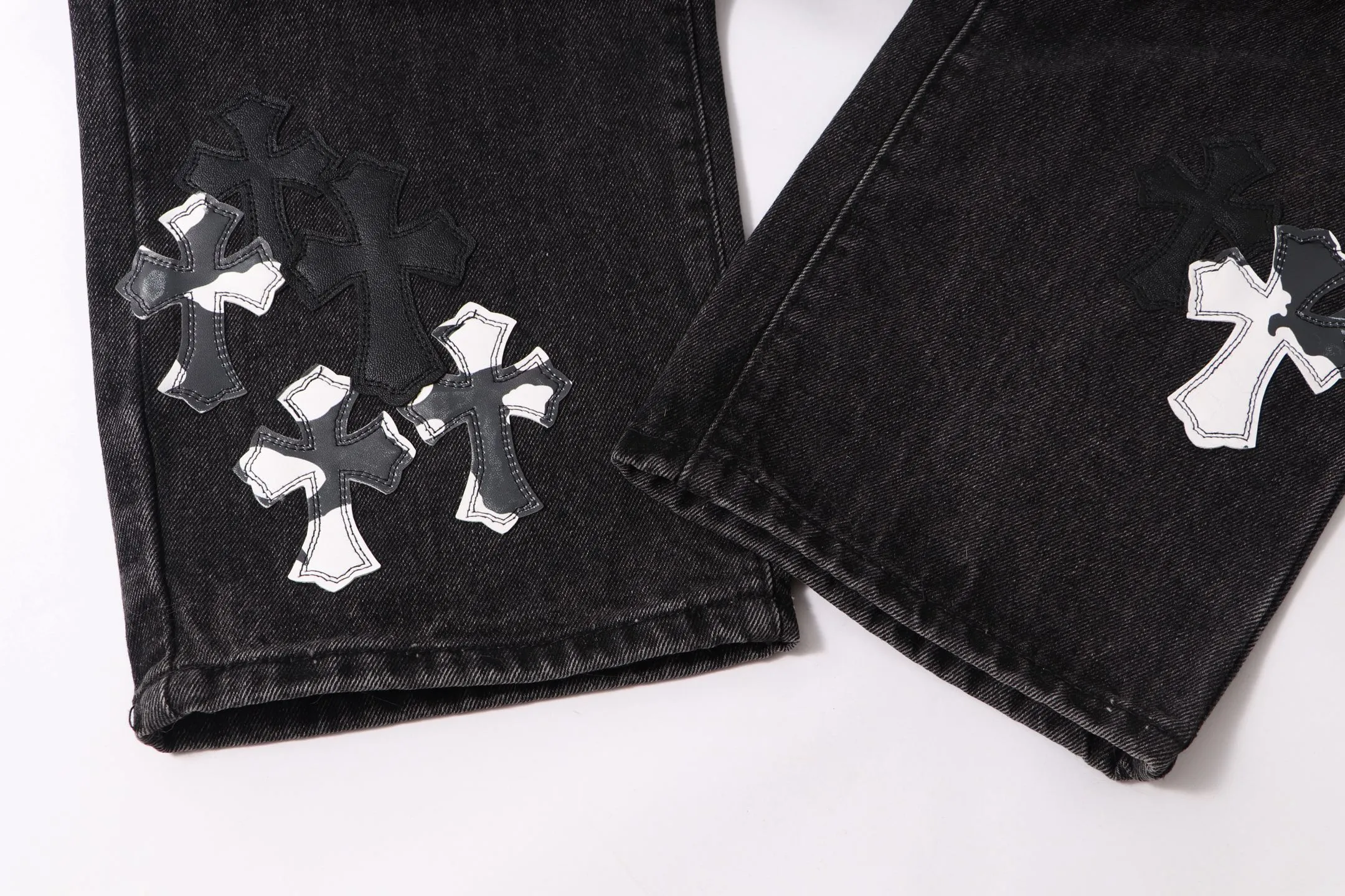 P260 Style No.: H902 Crow Heart & 𝐂𝐡𝐫𝐨𝐦𝐞 𝐇𝐞𝐚𝐫𝐭 ss25 zebra patchwork limited-edition patchwork jeans. Styles with different wash textures are very friendly to people with thin legs. The slightly flared version perfectly modifies the leg shape. The timeless and moderate length makes it easy to match and match. It is the basis for various styles and is a must-have in your wardrobe! The fabric is stiff but also makes the upper body soft without losing texture. The washing process is even more perfect. It is a must-have item for everyone! ! ! Washed wheat, hang tag, pants label, three labels complete Color: black Size: 28-30-32-34-36
